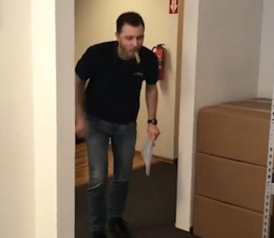 美男子向哥哥开枪软弹射进嘴里差点致其窒息