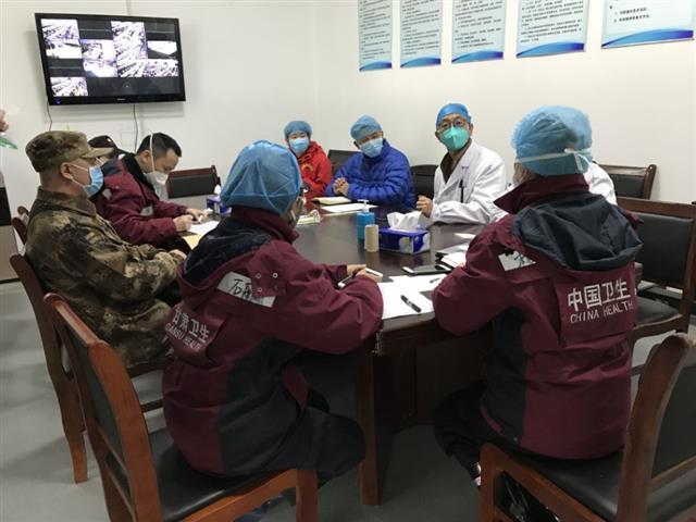 武汉亚洲心脏病医院院感办主任肖德才:三天筛查500名医护,守卫白衣战士安全