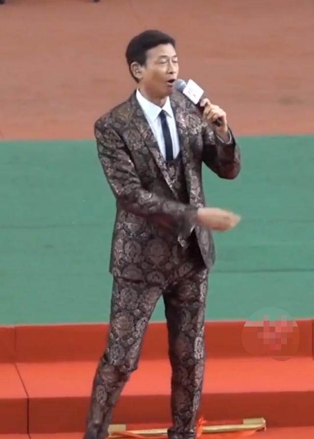 74岁郑少秋落魄走商演,太卖力表情变僵硬,靠二婚妻子红极一时