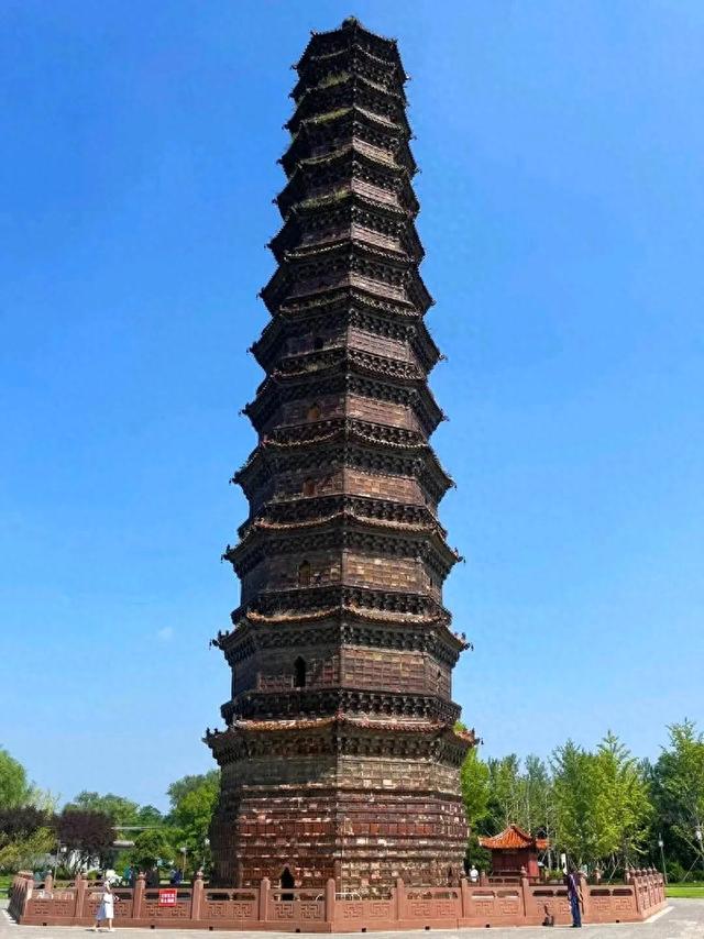 开封古塔传奇：铁塔与繁塔的千年对话，谁才是历史的真正高峰？