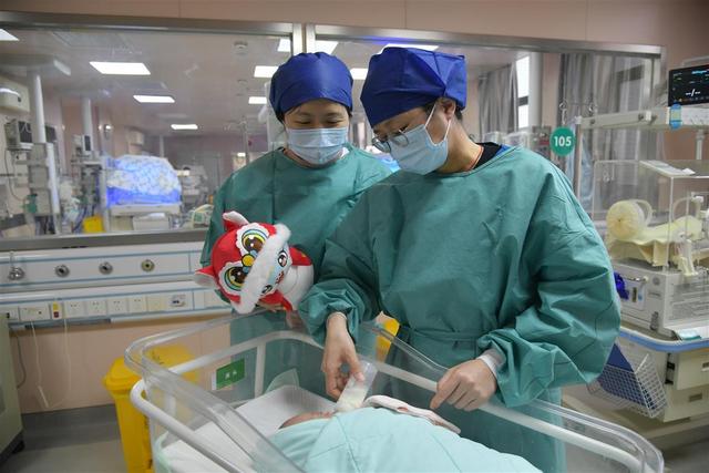 这群医护当起“临时爸妈”,带着“巴掌宝宝”90天闯关创下生命奇迹