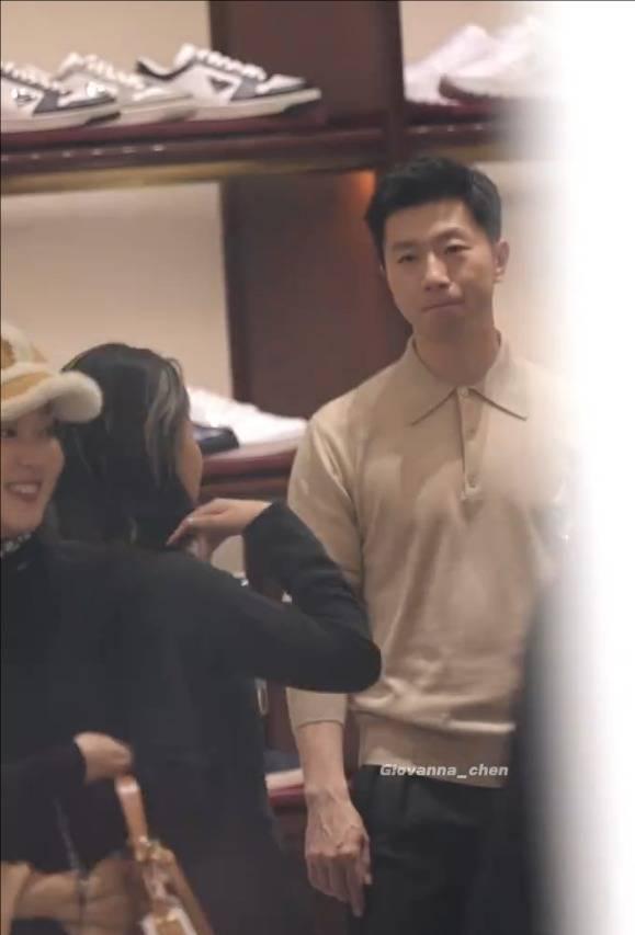 马龙与妻子夏露米兰探店 夫妻俩颜值超高能打