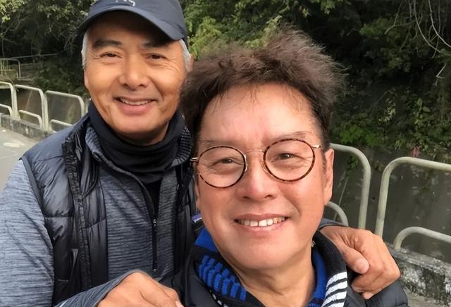 周润发身价229亿,姐姐睡公园不管,其姐曝给兄弟姐妹都买房