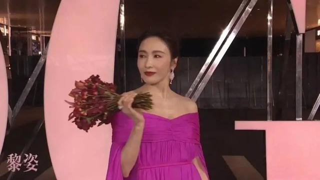 53岁黎姿陷整容风波,肿胀、僵硬感溢出屏幕,颜值大变引热议