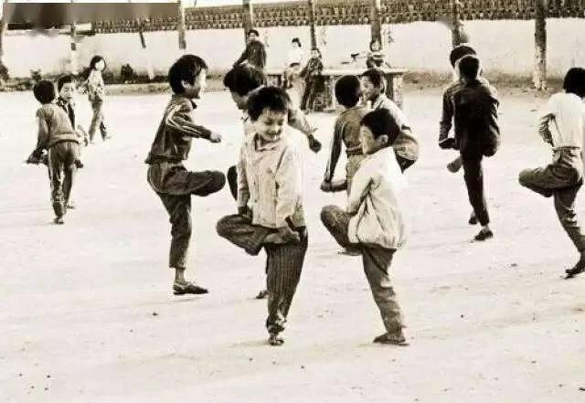 儿时的小尴尬！裤衩跑了…