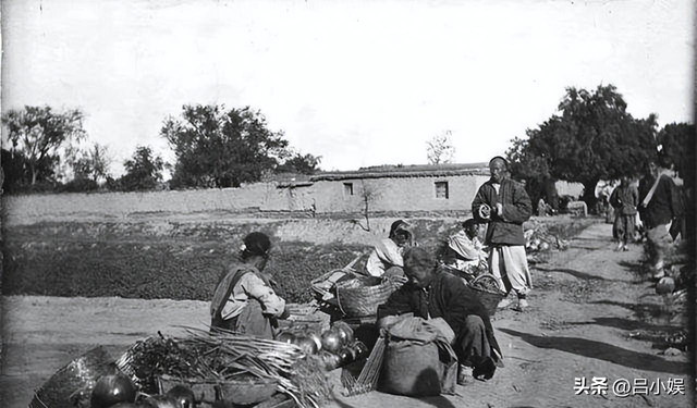 罕见照片：日本女人竟如此开放大胆，女学生脱光衣服全身赤裸上课