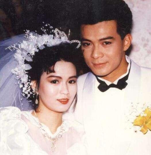 58岁黄日华全家照,为老婆退圈做家庭妇男,29岁女儿美丽动人