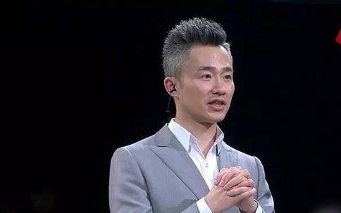 48岁程雷因患疾病，满头白发，和小18岁娇妻合照像“父女”