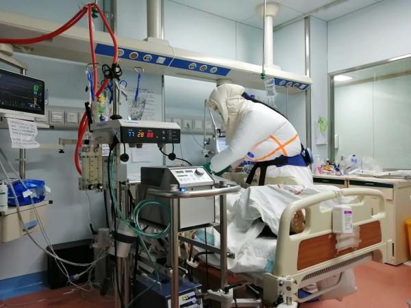 妻子是空姐，他是“猛男”护士长，“从未动摇，我喜欢护理工作！”