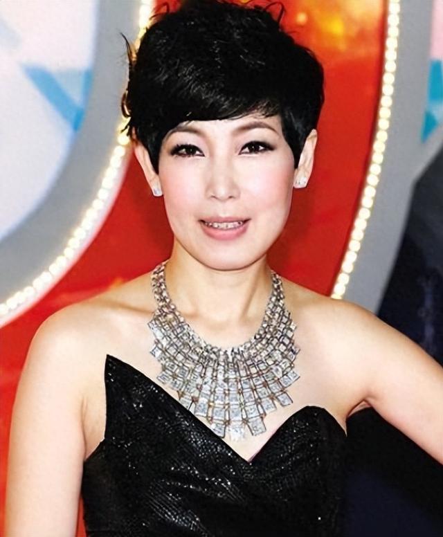 和郑伊健、梁家辉有染,公开承认出轨陈小春的黎芷珊,58岁仍单身
