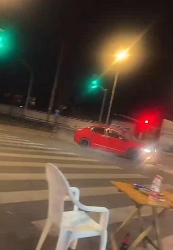 轿车路口“炫技”原地转圈 网友:这样开车太危险