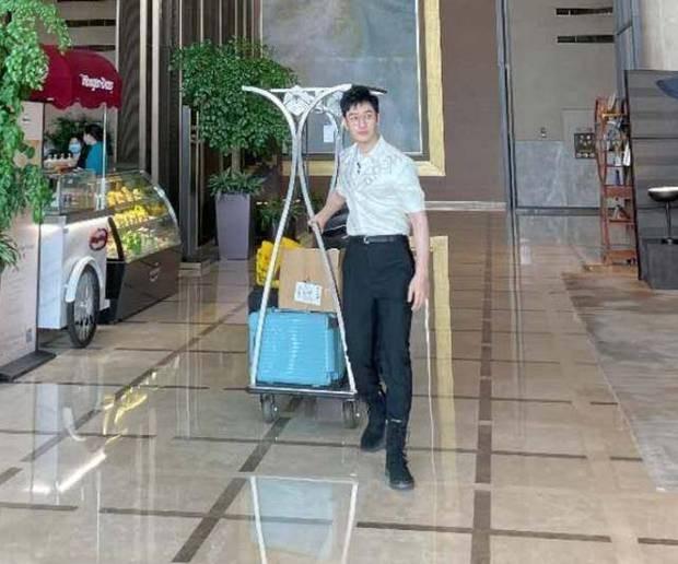 32岁baby生图惊艳,包裹严实难掩好身材,获专人撑伞明星味足