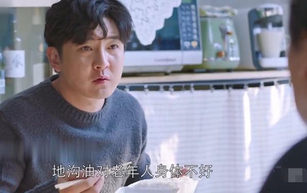 《都挺好》苏明成出狱后精神失常,虐待苏大强,父子俩报应来了