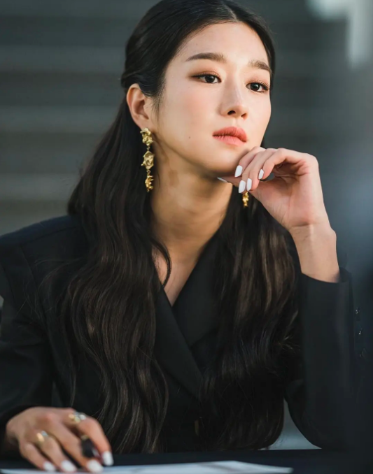 韩剧史上又多一“魔女”！金秀贤新剧女主火了，种草耳环包包墨镜