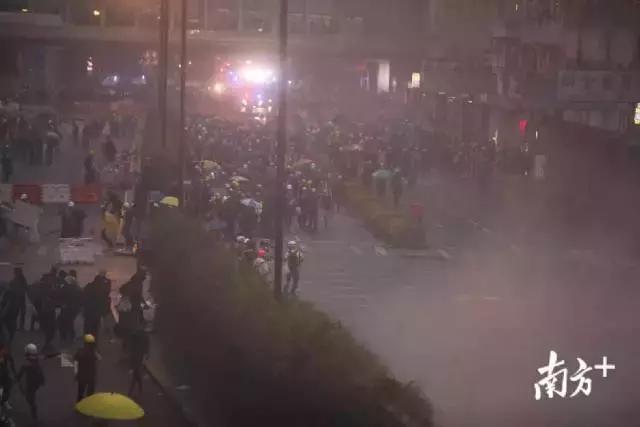 港警鸣枪示警！出动水炮车！直击香港荃湾暴乱