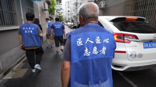 根本坐不住!这群“闲不住”的老邻居志愿服务邻里近十年……