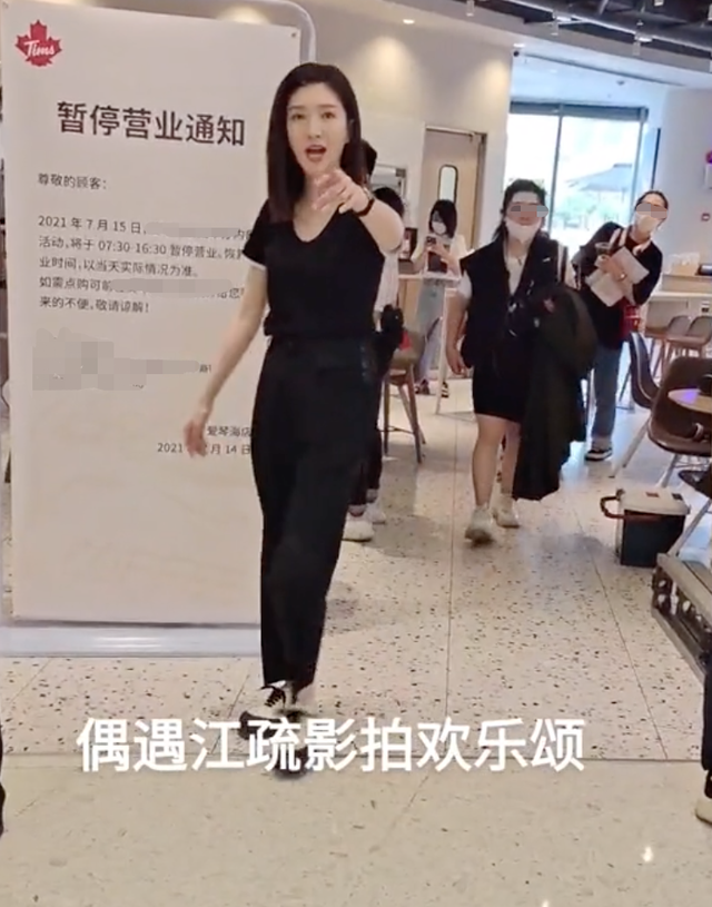 34岁江疏影拍戏被偶遇，手指路人怒斥别拍了，网友评论两极分化