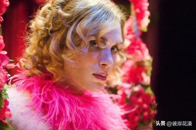《冥王星早餐》,影史上无法被忽视的“女装大佬”