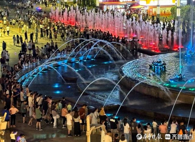端午假期最后一晚,游客泉城广场观赏喷泉休闲纳凉