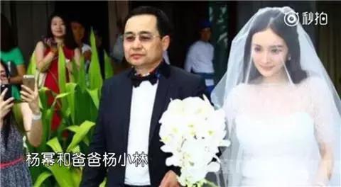 杨幂爸爸上综艺节目,和肌肉壮汉比拼扳手腕