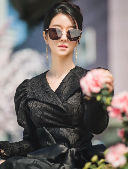 韩剧史上又多一“魔女”！金秀贤新剧女主火了，种草耳环包包墨镜