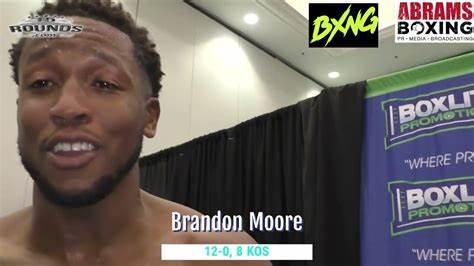 布兰登·摩尔在混乱中击败斯凯勒·拉西