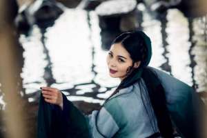 雪狼犬(小说:凌冽的身手,干脆利落的攻击,挥出这惊艳一击)