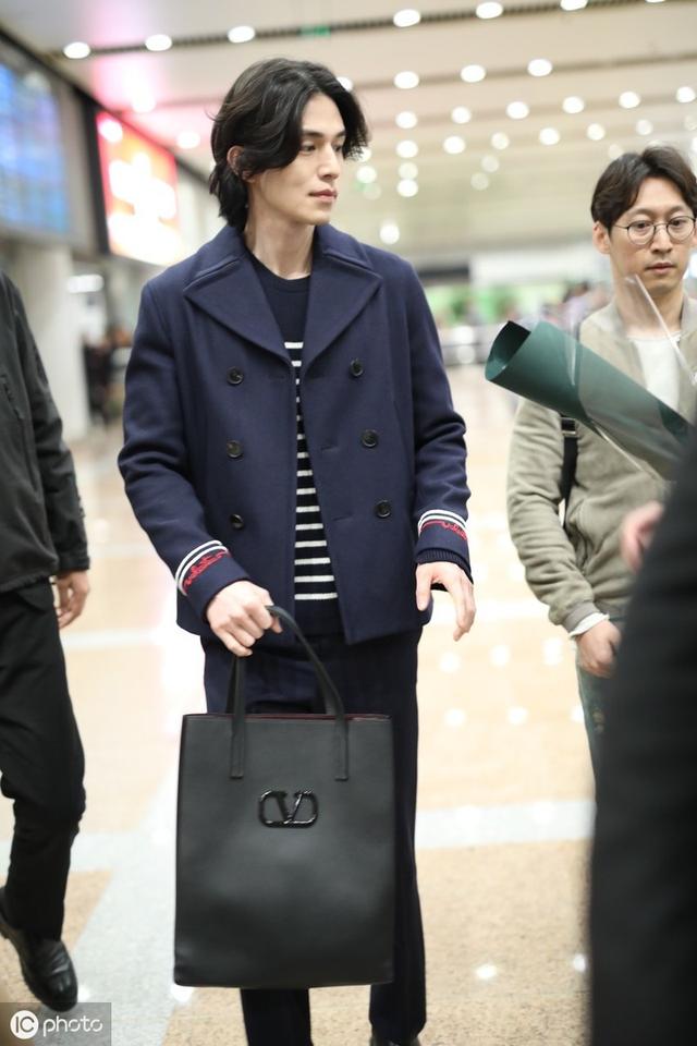 37岁李栋旭五官似雕刻仿佛吃了防腐剂，“薛功灿”长发造型显阴柔