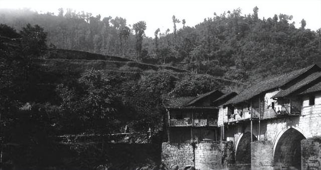 残害无辜的匪首陈通焕，藏匿在牛棚中，因一战士上厕所暴露被诛杀