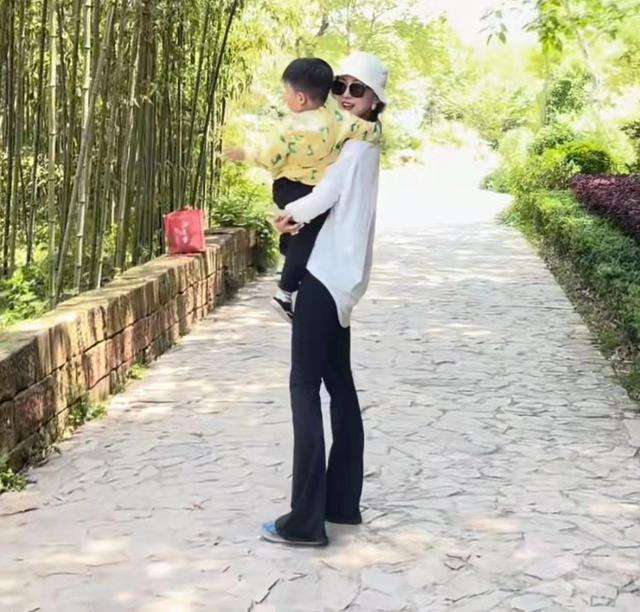 安徽主持人余声晒抱儿子的视频,面带微笑心情好,称自己要更坚强