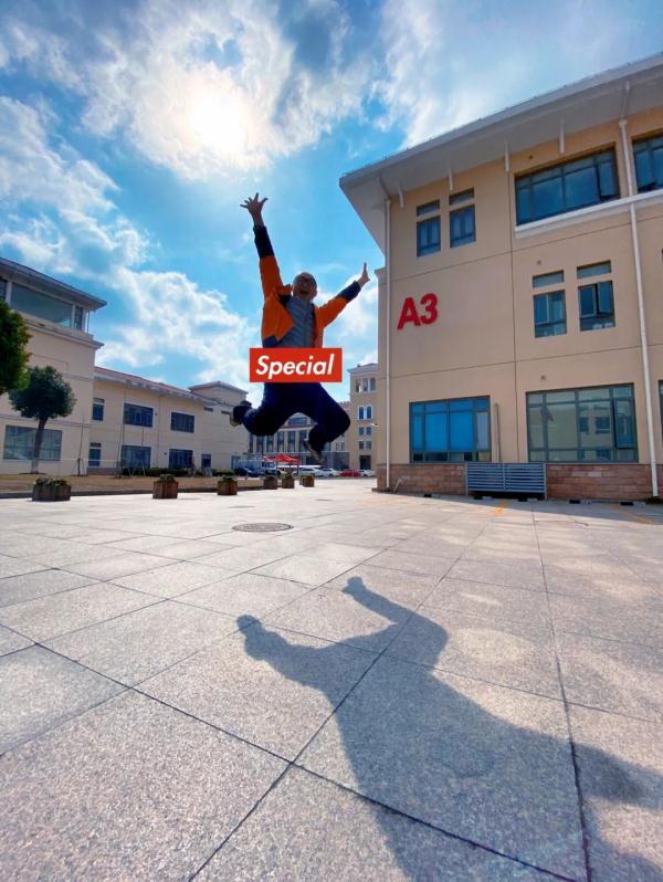 妻子是空姐，他是“猛男”护士长，“从未动摇，我喜欢护理工作！”