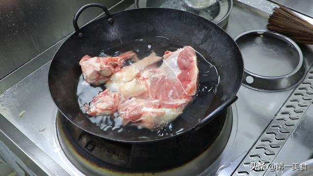 厨师长做一道酱大骨,详细讲解酱料的配比,两分钟让你参悟做法