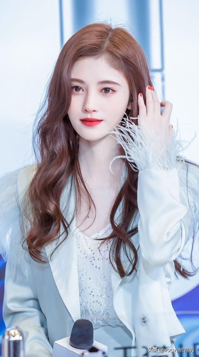 鞠婧祎空降直播间，看到正面照后，这颜值是真实存在的吗？