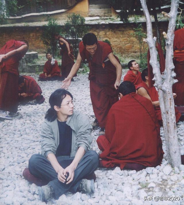 拉萨色拉寺的小扎巴伤心地说：我要被铁棒喇嘛罚去背石头了