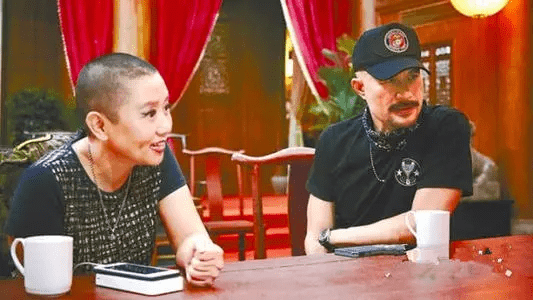 他被誉为“风月片”教父,拦截训练中的女兵,直言:我们结婚吧