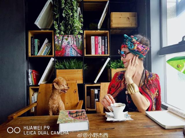 两个中国“神仙奶奶”穿旗袍游巴黎,意外走红网络:老了,也要优雅成一道风景线