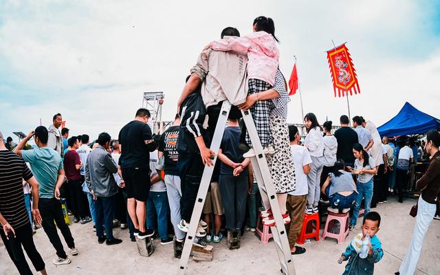 巴特尔给冠军颁了台拖拉机,贵州小寨村这场村BA很快乐