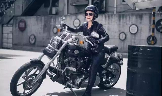 两个中国“神仙奶奶”穿旗袍游巴黎,意外走红网络:老了,也要优雅成一道风景线