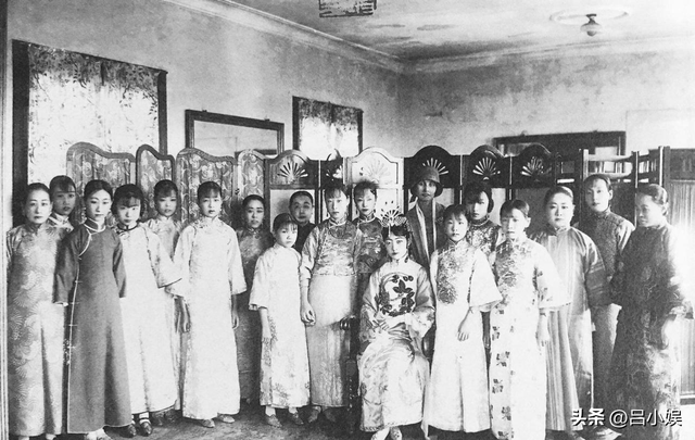 罕见照片：日本女人竟如此开放大胆，女学生脱光衣服全身赤裸上课