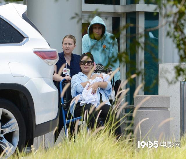 《歌舞青春》凡妮莎·哈金斯当妈 被拍离开医院!