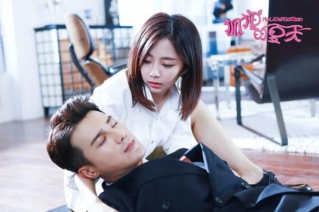 《狐狸的夏天》:顾家两帅哥追求谭松韵,为何她选无继承权的养子