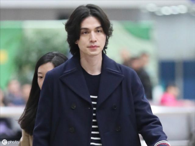 37岁李栋旭五官似雕刻仿佛吃了防腐剂，“薛功灿”长发造型显阴柔