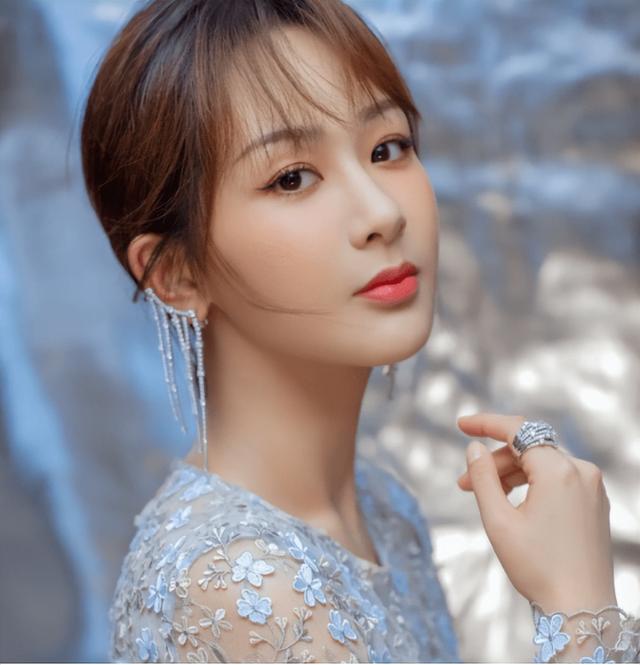 一线女星被曝怀孕!迪丽热巴杨紫引怀疑,两人都工作变少穿着宽松