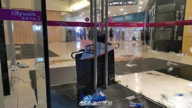 港警鸣枪示警！出动水炮车！直击香港荃湾暴乱