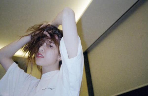 宋妍霏晒辣手摧花照，脸上就差写生无可恋，不过花好像是太无辜