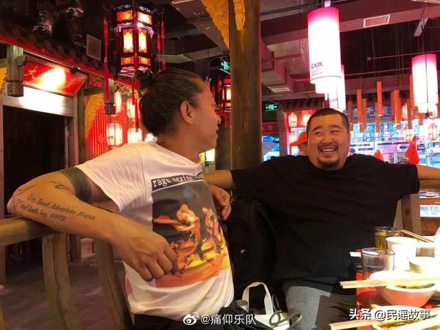 他曾是火遍全国的知名歌手，因犯错被遗忘，让人唏嘘