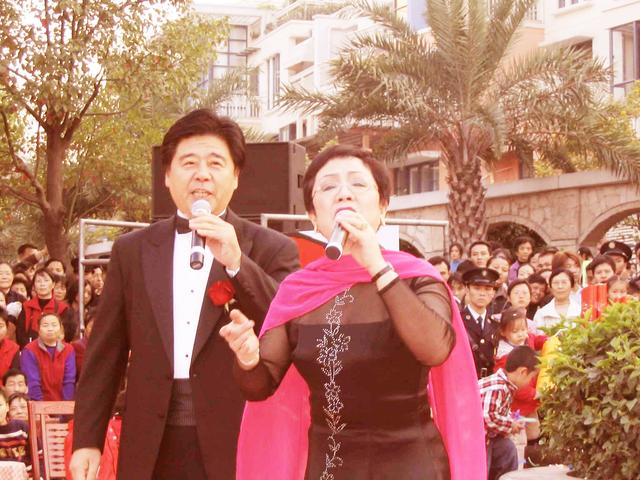 传奇歌唱家王洁实：感恩谢莉斯，与平凡女工妻子相爱一生