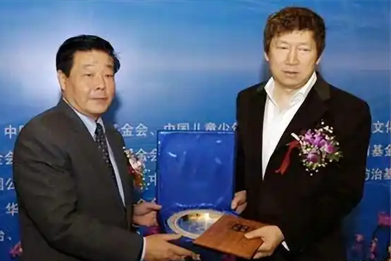 “第一软饭男”李春平:伺候美国老妇13年,继承268亿,现状如何