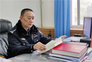 李晨光(兰州警察李晨光：从所长到社区民警 永远闪亮发光)