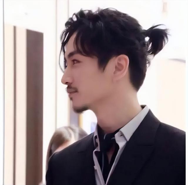 娱乐圈5个扎男”，别人留胡子邋遢，他们满脸胡碴反而更有味道